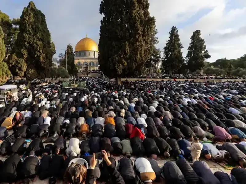 İşgal Altında Bir Bayram: Mescid-i Aksa’da 120 Bin Filistinli Namaza Katıldı