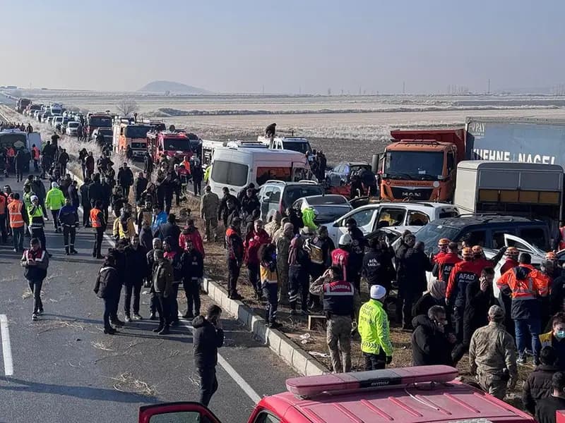 Van'da Sis ve Buzlanma Nedeniyle 30 Araç Zincirleme Kaza Yaptı