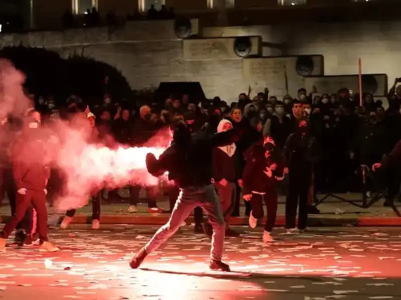 Atina'nın Sokakları Gensoru Kriziyle Çalkalanıyor: Hükümetin Geleceği Tehlikede!