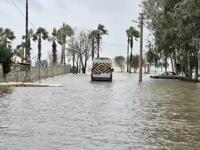 Sel Felaketi: Göl Taştı, İlçe Sular Altında Kaldı!