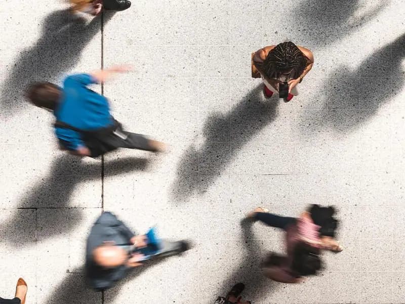 2024'ün Kelimesi 'Kalabalık Yalnızlık' Resmi Olarak Belirlendi