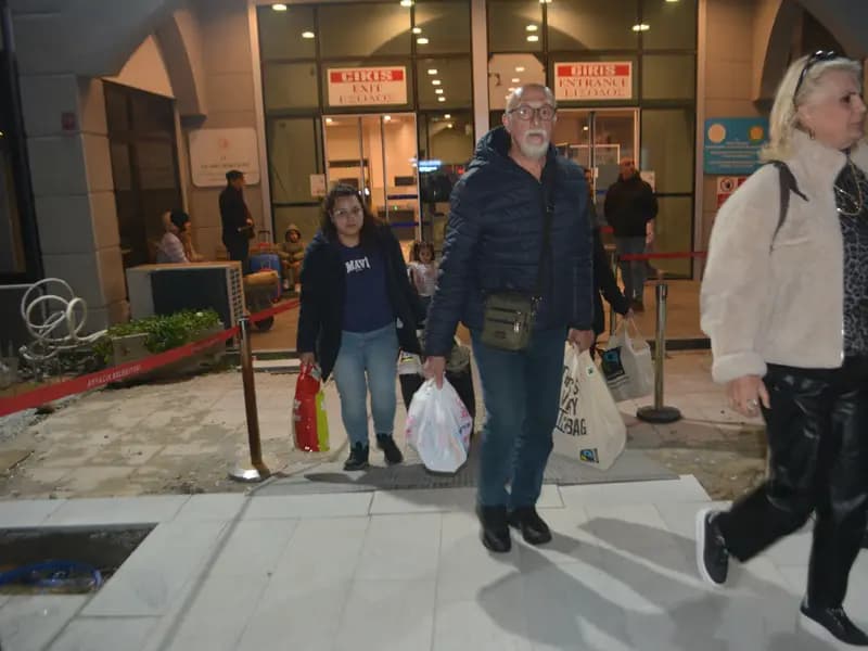 Midilli Adası'nda Kriz Çözüldü: Türk Tatilciler Yurda Döndü