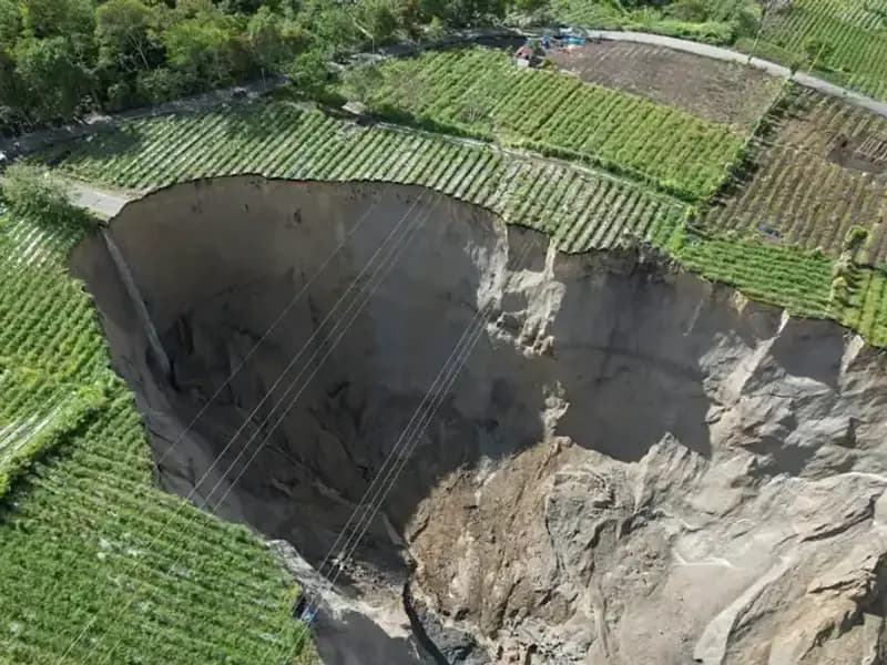 Endonezya'da Dev Obruk Oluştu: Aşırı Yağışlar Felakete Yol Açtı