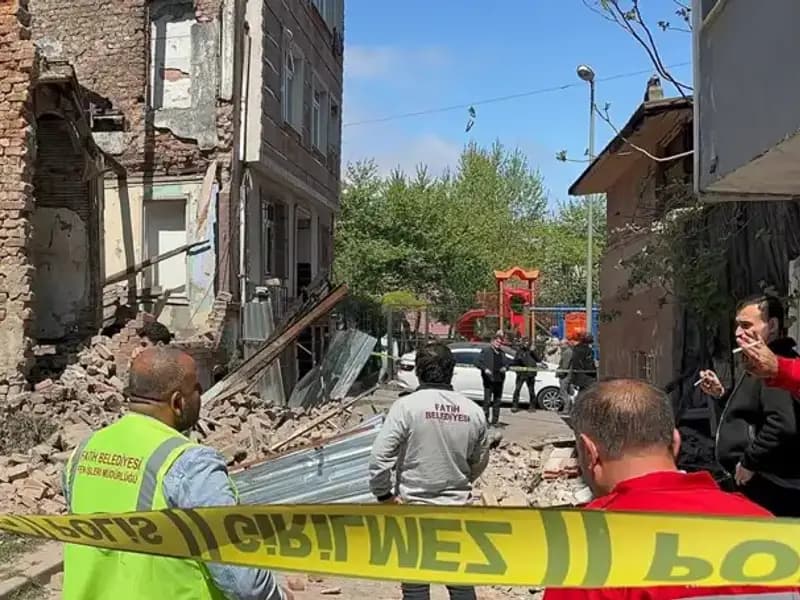 Fatih’te Deprem Anında Bir Bina Çöktü: Korku Dolu Anlar