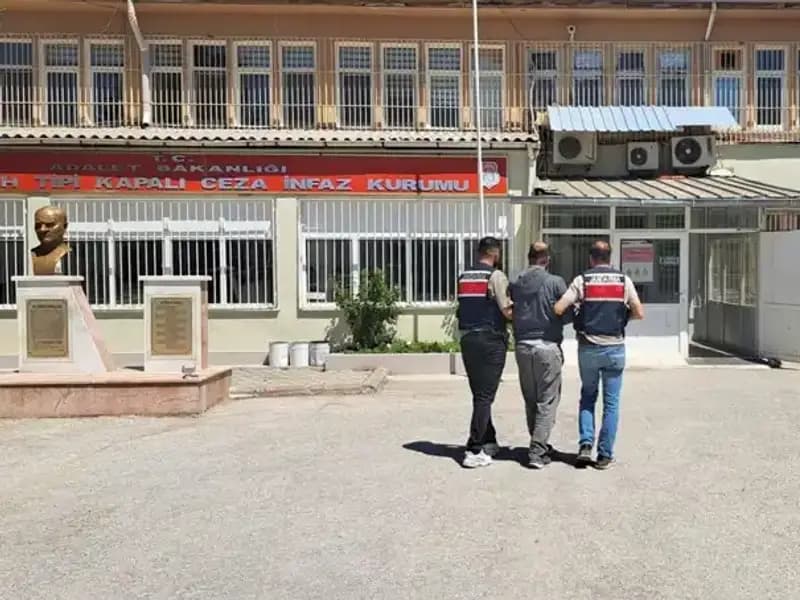 Kırmızı Bültenle Aranan Şüpheli Eskişehir'de Güvenlik Güçlerince Ele Geçirildi