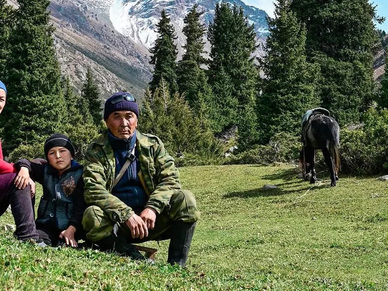 Türk ailesi Tanrı Dağları'nda mahsur kaldı