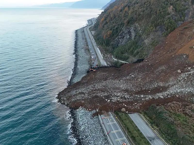 Artvin'deki Heyelanda 100 Bin Ton Toprak Kütlesi Hareket Etti