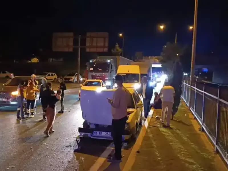 Otoyolda Korner Geri Dönüş Kazası: İki Çocuk Yaralandı, Dört Kişi Hastaneye Kaldırıldı