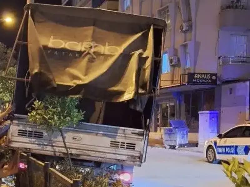 Park Halindeki Kamyonetin Freni Boşaldı, Büyük Kaza Çıktı!