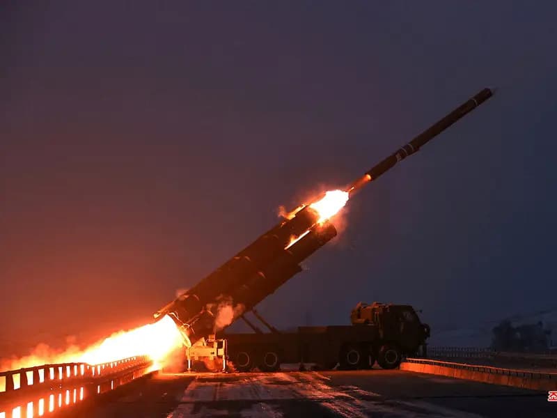 Kuzey Kore, ABD ve Güney Kore Tatbikatları Sırasında Füze Fırlattı