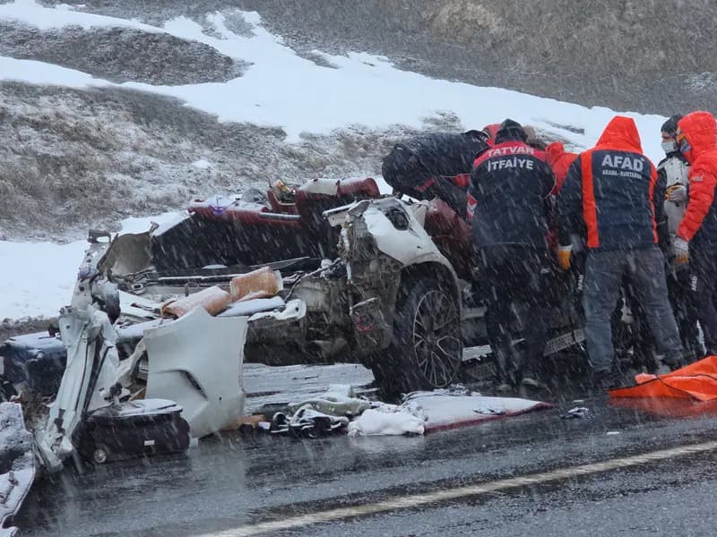Tatvan'da TIR ile otomobil çarpıştı: 3 ölü, 6 aylık bebek hastanede vefat etti