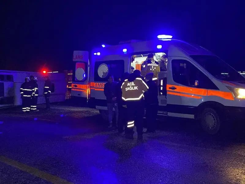 Midibüs devrildi: 1 ölü, 23 yaralı