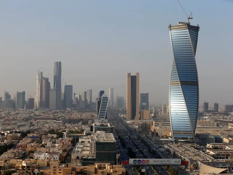 Riyad'da Peş Peşe Patlama Sesleri: Dört Füze İmha Edildi