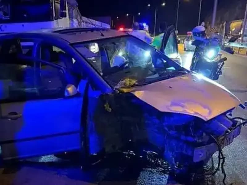 Otomobil Bariyere Çarpınca Facianın Eşiğinden Dönüldü: Bir Ölü, Üç Yaralı