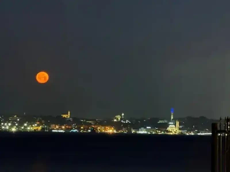İstanbul'da Çilek Dolunayı'nın Eşsiz Görüntüleri Herkesi Büyüledi