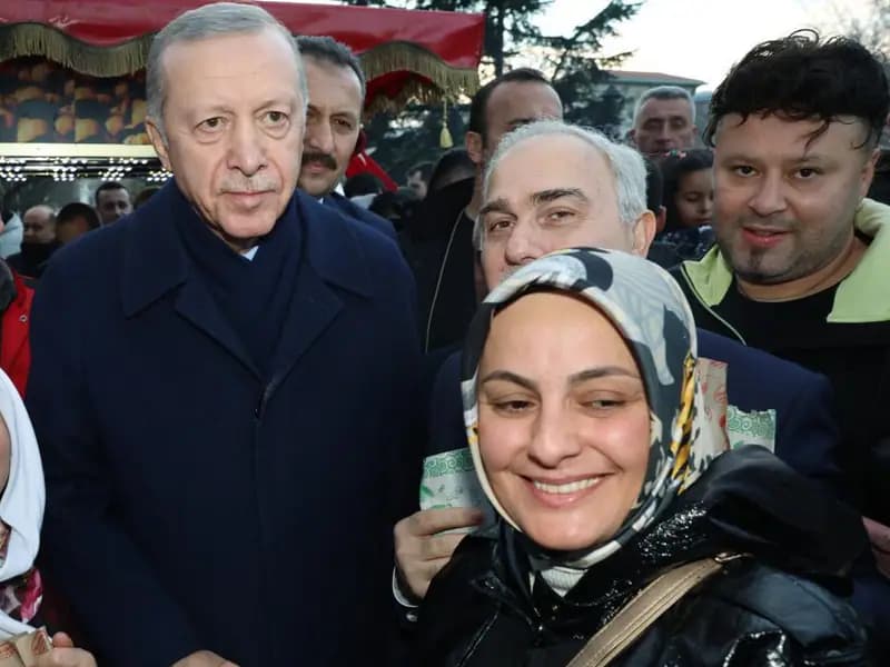 Cumhurbaşkanı Erdoğan, Sultanahmet’te Vatandaşların Kandilini Kutladı