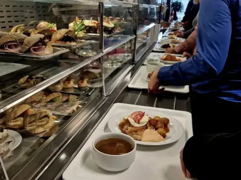 Endonezya'da 846 Öğrenci Ücretsiz Yemekten Zehirlendi: Olayın Arkasındaki Sebepler