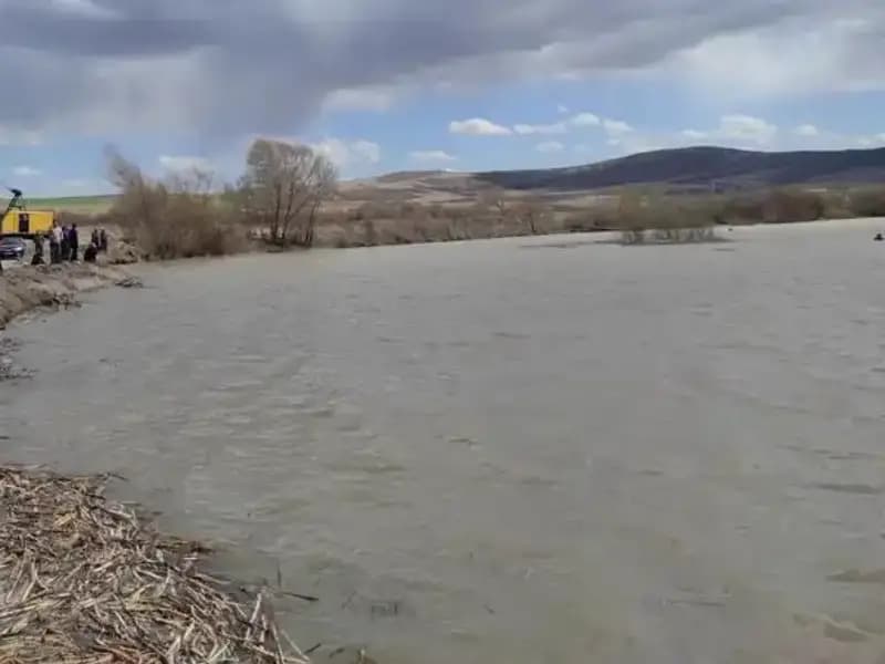 17 Yaşındaki Mehmet, Kızılırmak Nehri'nde Kayboldu: Ailesi ve İtfaiye Ekipleri Endişeli