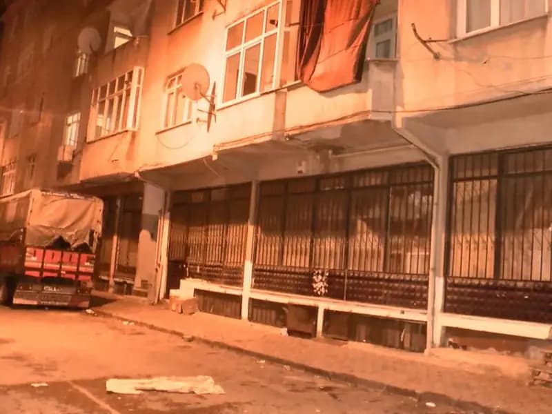 Esenler'de Kolonları Çatlayan 6 Katlı Bina Tahliye Edildi