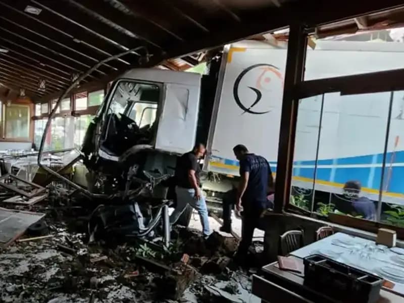 Freni Boşalan Kamyon, Restoranın İçine Dalınca Şok Anlar Yaşandı!