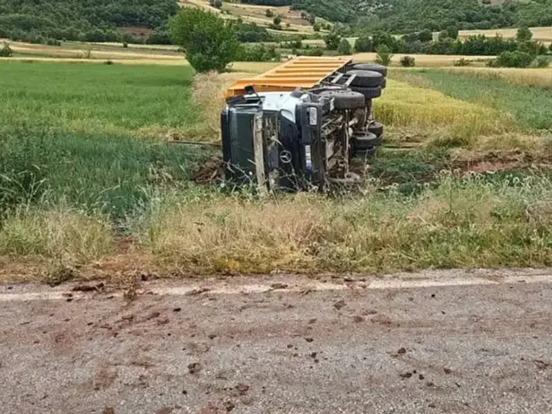 Tokat'ta Devrilen Kamyonun Şoförü Hayatını Kaybetti, Kaza Detayları Şok Edici