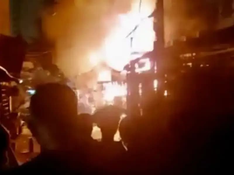 Vietnam'da Trajedik Yangın: Apartmanda Sekiz Kişi Hayatını Kaybetti