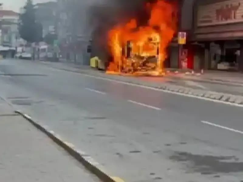 Ümraniye'de Aniden Alevlenen Araç Korkuya Neden Oldu