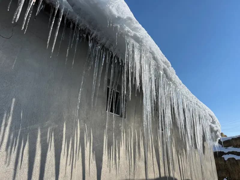 Kars'ta Dondurucu Soğuklar: Çatılarda 3 Metrelik Buzlar Oluştu