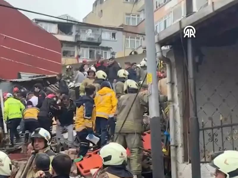 Fatih'te Patlama: İki Bina Çöktü, Arama Kurtarma Devam Ediyor