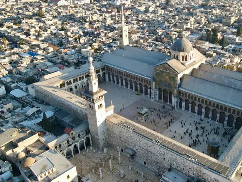 Suriye Halkı Özgürlüğün Ardından İlk Cuma Namazında Buluştu