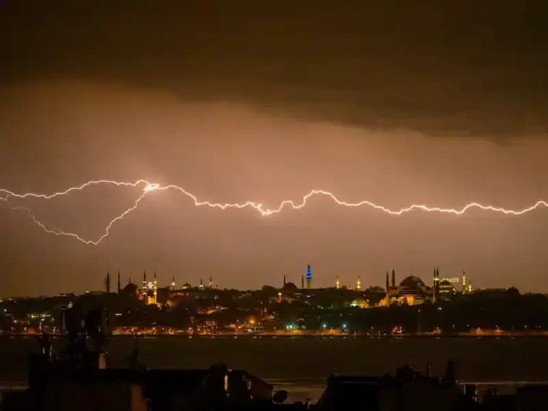 İstanbul'da Sıcaklık 22 Derece Birden Düşüyor: Kar Geliyor Mu?