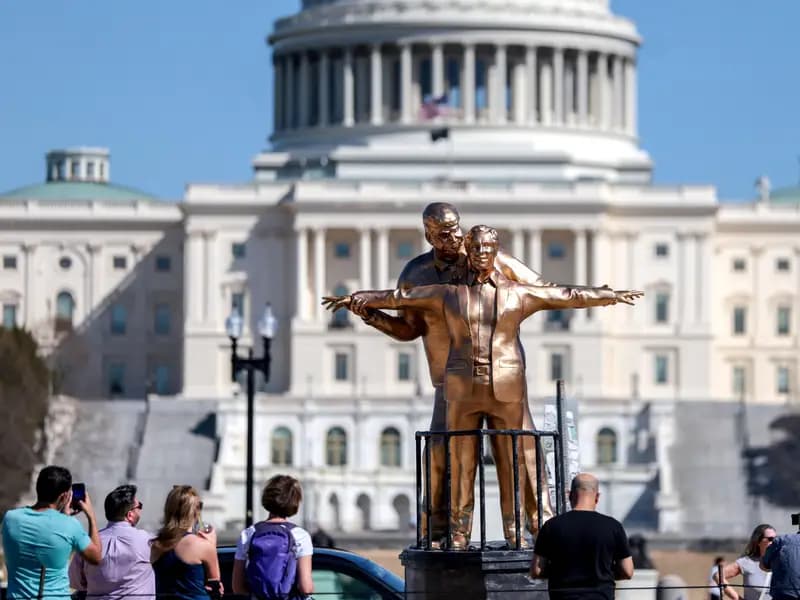 Washington'da Trump ve Epstein Heykeli: Titanik Sahnesi Canlandırıldı