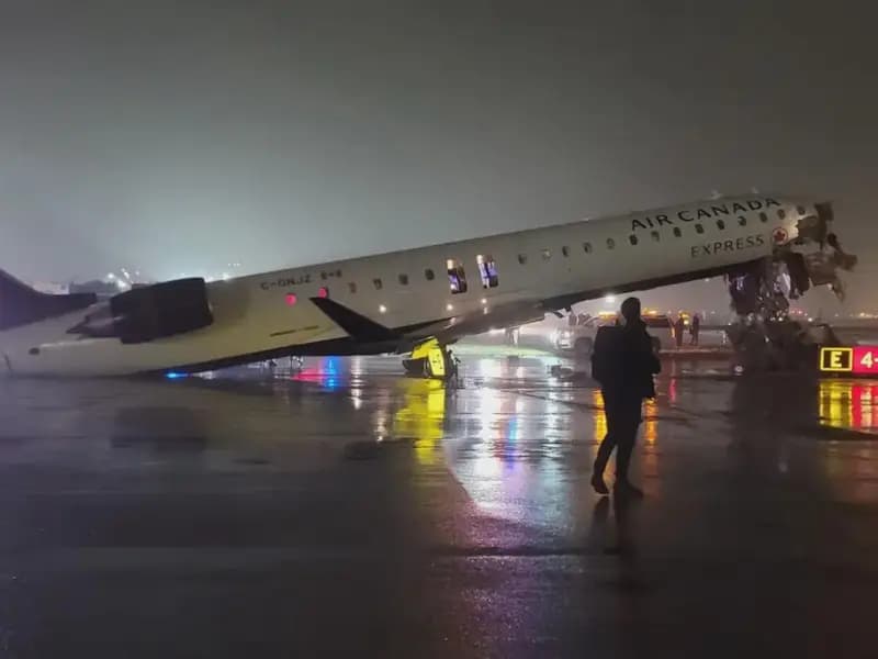 ABD'de LaGuardia Havaalanı'nda Uçak ve İtfaiye Çarpıştı