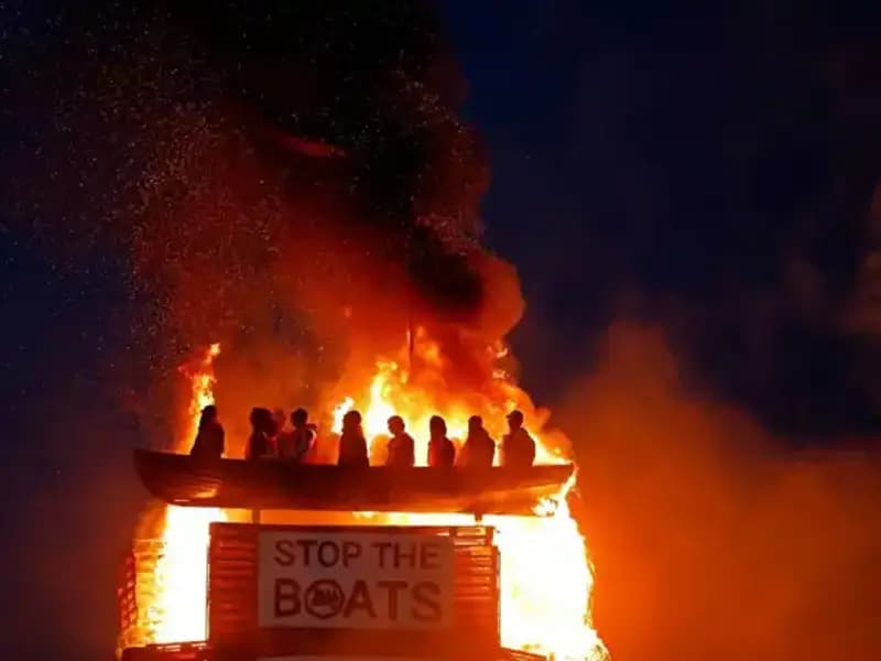 Kuzey İrlanda'da Şenlik Ateşi Protestosunda Mülteci Kuklaları Alev Alev!