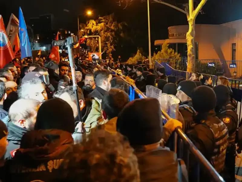 İstanbul'da Ekrem İmamoğlu Protestoları: 16 Polis Yaralandı, 53 Gözaltı Gerçekleşti