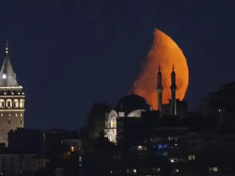 İstanbul’da Yarım Ayın Büyüsü: Geceye Düşsel Bir Yolculuk