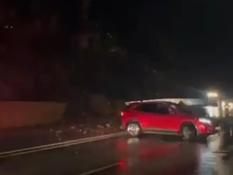 Hakkari'de Heyelan Alert: Dev Kayalar Yol Güvenliğini Tehdit Ediyor