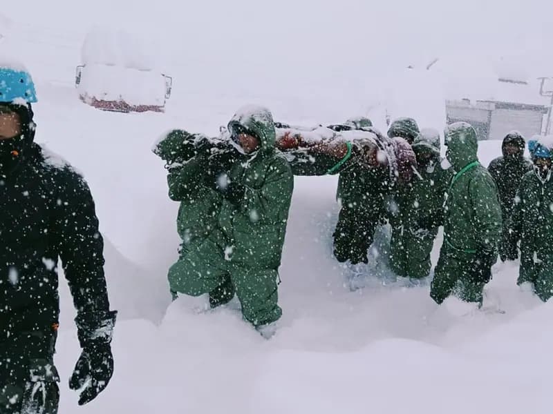 "Uttarakhand Dağlarına Çığ Felaketi: 41 Kayıp, Gelen Acil Yardım Ekipleri Zorlu Koşullarla Mücadele Ediyor"