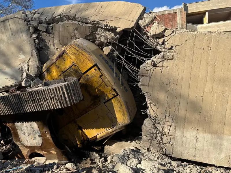 Uşak'ta İş Makinesine Bina Çöktü