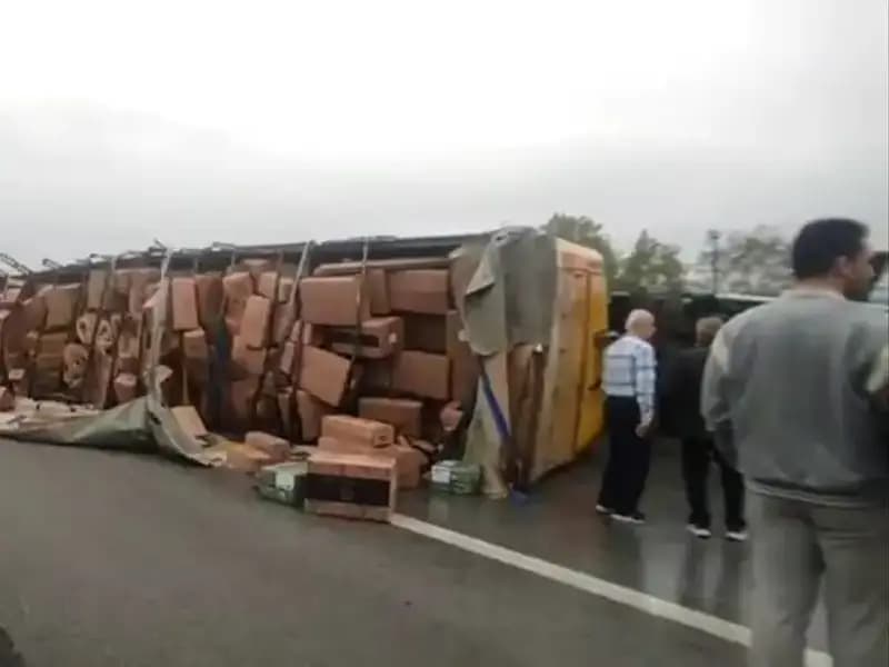TEM Otoyolu’nda Devrilen TIR Trafik Akışını Durdurdu: Ankara Yolu Kapandı