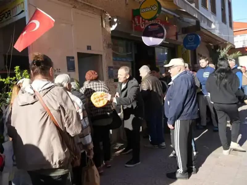 13 Yıllık Ramazan Geleneği: İhtiyaç Sahiplerine İki İki Yardım Eli Uzatılıyor