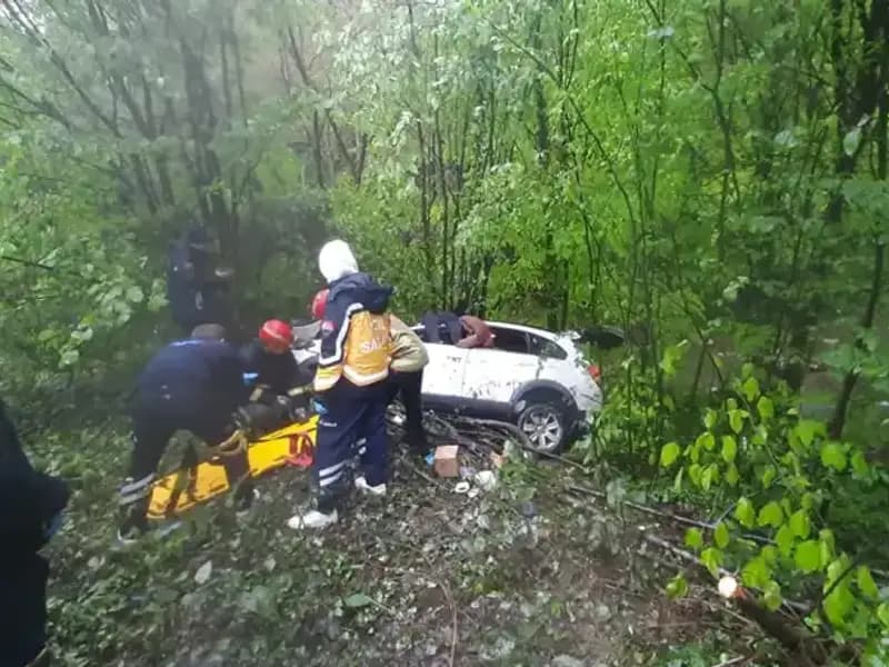 Direksiyon Hakimiyetini Kaybeden Araç Ormana Uçtu: Can Kaybı ve Yaralılar