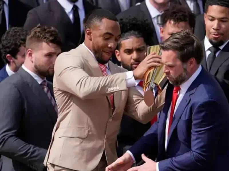 Beyaz Saray’da Şampiyonluk Kupası Krizi: Vance’ın Sakarlığı Olay Oldu