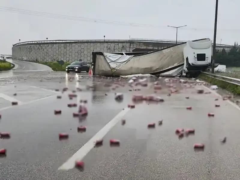 TIR Kazası Sonrası Yolda Şok Edici Manzara: İçkiler Saçıldı!