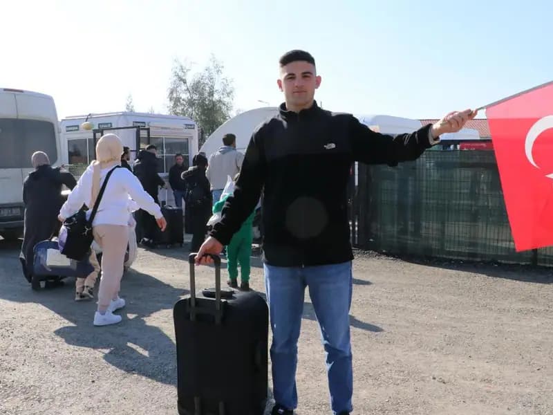 Türk bayrağıyla dönen Abdulkadir: Evimin ortasına asacağım