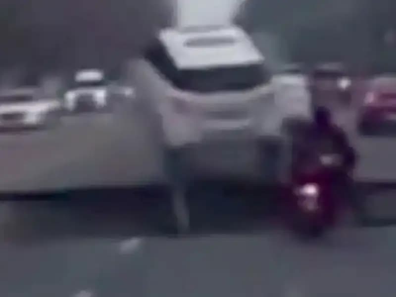 Güney Kore Otoyolunda Oluşan Dev Çukur, Motosikleti Yuttu!