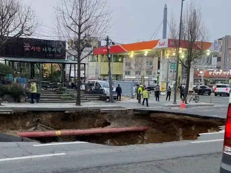 Güney Kore'de Motosiklet Yutan Dev Çukur: Olayın Sırrı Nedir?