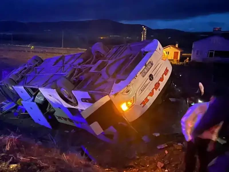 Sivas'ta Yolcu Otobüsü Devrildi: 2 Ölü, 25 Yaralı