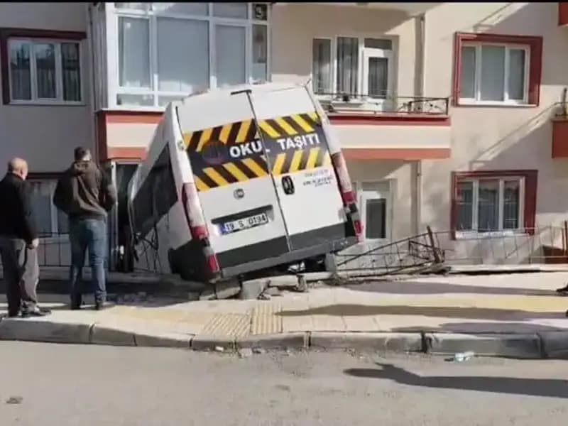 Okul Servisi Dikkatsizliğin Kurbanı: Balkona Çarpan Araçta İki Öğrenci Yaralandı