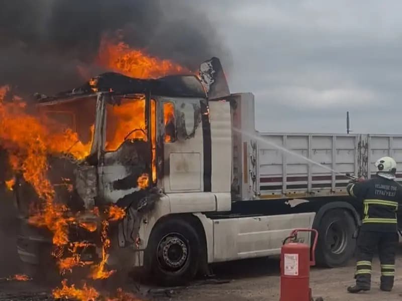 Tekirdağ'da Park Halindeki Tır Alev Alev Yandı: Şoför Hastaneye Kaldırıldı